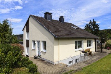 Hauptbild Einfamilienhaus in Split-Level-Bauweise: Wohnen auf verschiedenen Ebenen